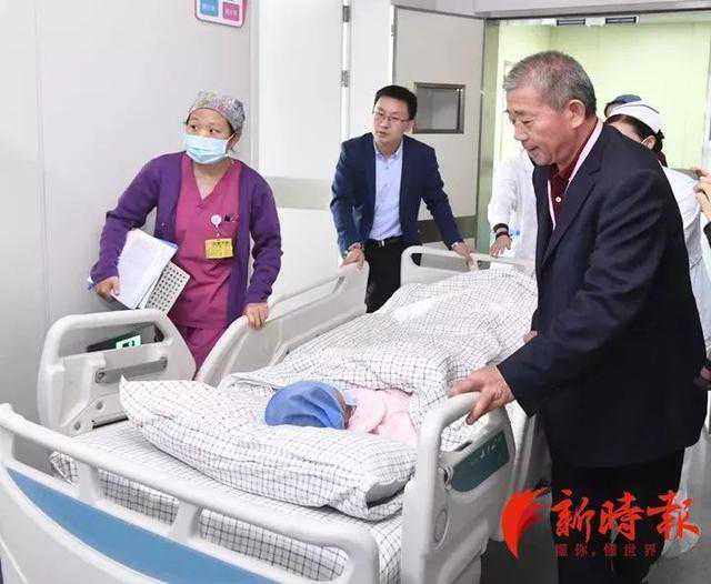全国首例！67岁孕妇自然受孕产下女婴，起名“天赐”！大孙女已18岁